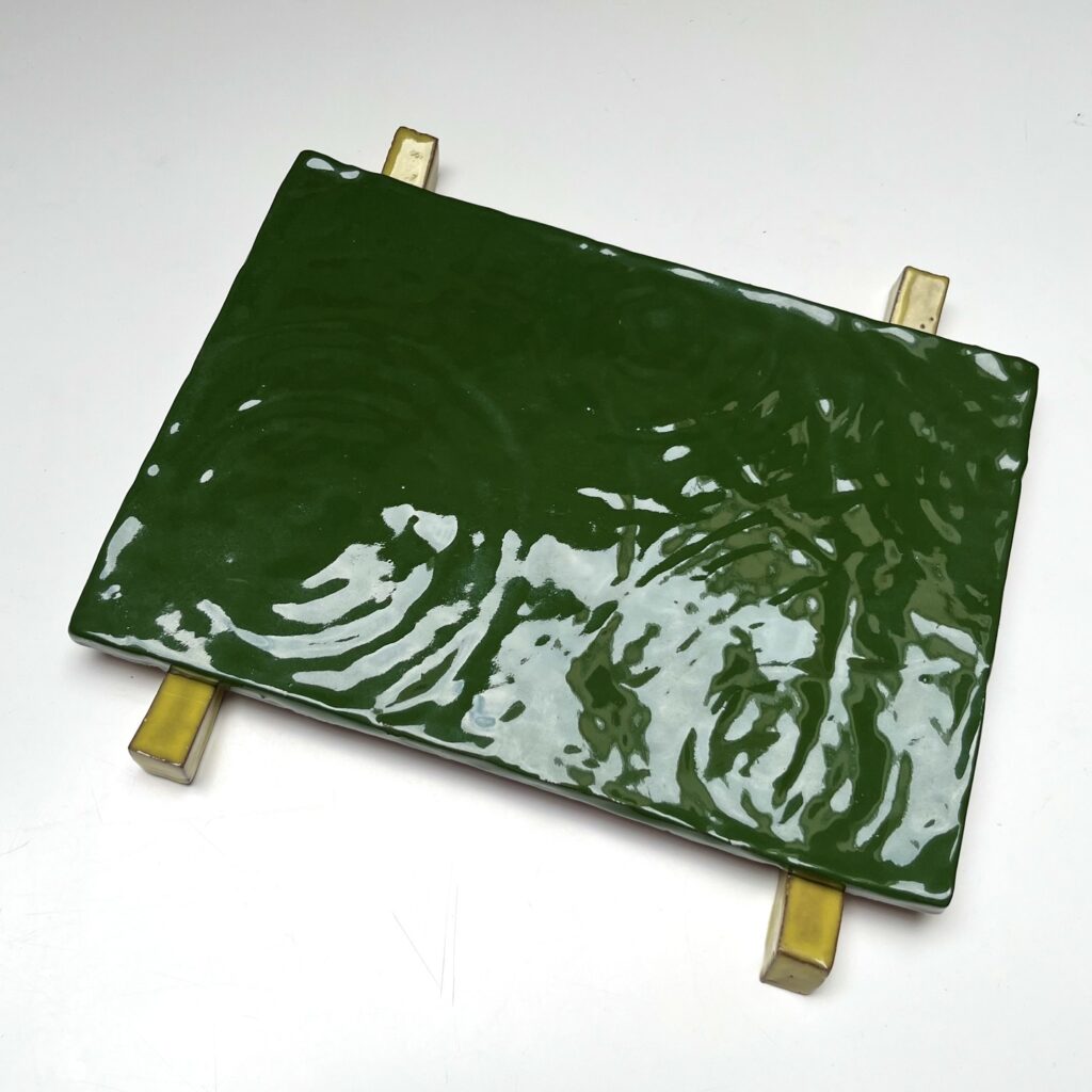 Ludovic Duhem Escaut (2022), @ludovicduhem_artist, céramique émaillée, collection privée.